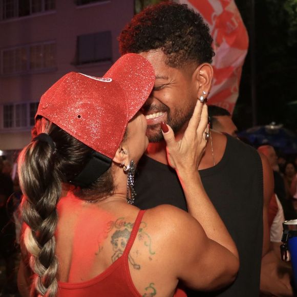 Viviane Araújo foi acompanhada pelo marido, Guilherme Militão