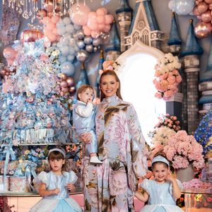 Clima de conto de fadas: luxo, brilho e uma decoração encantada marcaram a comemoração do aniversário da filha de Virgínia Fonseca, que posou sem Zé Felipe ao lado dos três filhos — Maria Alice, José Leonardo e a aniversariante Maria Flor
