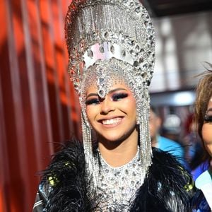 Irmã de Lexa, Wenny Isa esteve deslumbrante pelo último dia do desfile das escolas de samba do Grupo Especial.