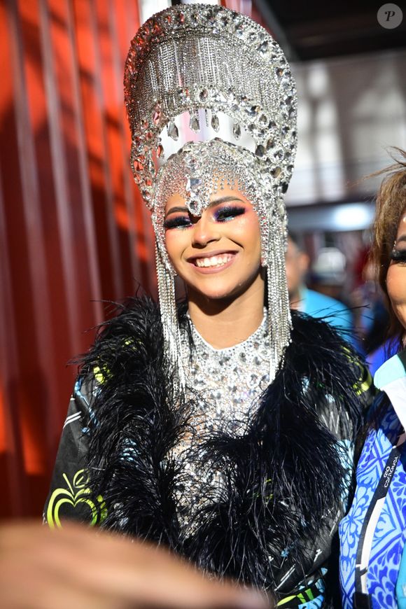 Irmã de Lexa, Wenny Isa esteve deslumbrante pelo último dia do desfile das escolas de samba do Grupo Especial.