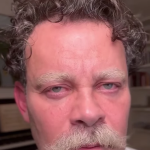 Depois da barba, veio a sobrancelha descolorida de Carmo Dalla Vecchia