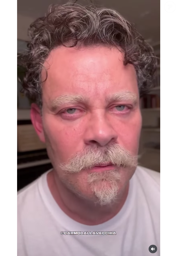 Depois da barba, veio a sobrancelha descolorida de Carmo Dalla Vecchia