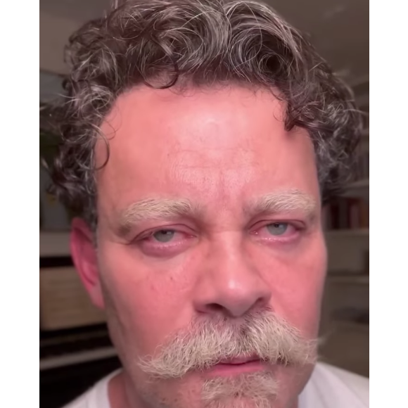 Depois da barba, veio a sobrancelha descolorida de Carmo Dalla Vecchia