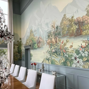 A sala de jantar é toda pintada com Trompe L’oeil em tons pastéis, enquanto a varanda oferece uma vista panorâmica da Marginal Pinheiros.