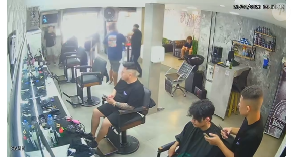Pedro arremessou a lata de refrigerante no rosto do proprietário e fugiu da barbearia