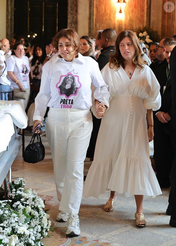 Ju de Paulla, uma das melhores amigas de Preta Gil, participou do velório da cantora no Theatro Municipal do Rio de Janeiro nesta sexta-feira (25)