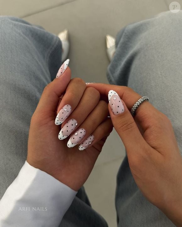 Unhas 2026: A base clássica ganha um toque mais jovem com pequenos poás pretos. Uma versão discreta, mas cheia de personalidade