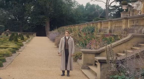 Em 'Orgulho e Preconceito', Lizzie, a mais independente e questionadora das irmãs, se encanta por Mr. Darcy, mas enfrenta complicações financeiras e sociais