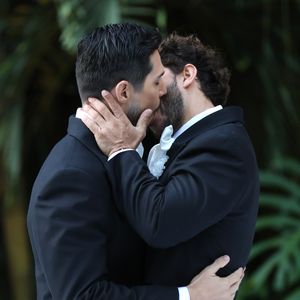 O ator Igor Cosso e o coreógrafo Heron Leal celebraram o casamento ao lado de amigos e celebridades em uma cerimônia no Rio