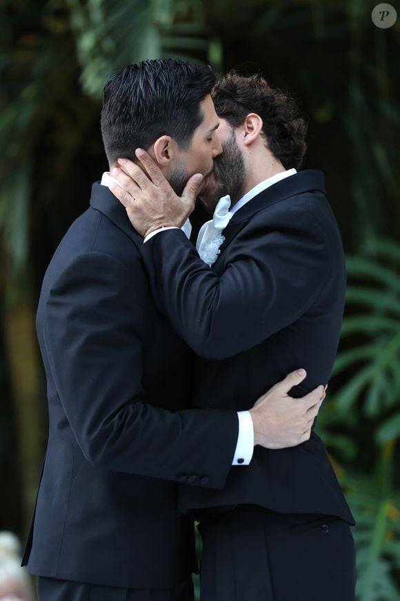 O ator Igor Cosso e o coreógrafo Heron Leal celebraram o casamento ao lado de amigos e celebridades em uma cerimônia no Rio