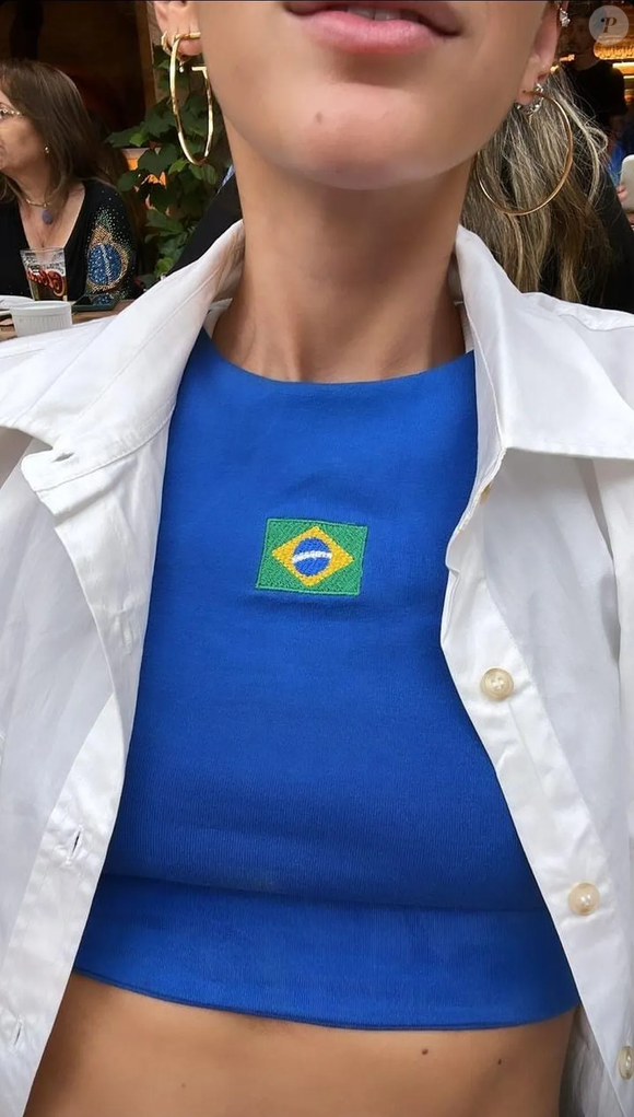 Para quem tem um estilo mais minimalista e prefere uma proposta discreta, fugindo do óbvio verde e amarelo, Bruna Marquezine, apontada como affair de Shawn Mendes, já usou uma blusa com a bandeira do Brasil. A peça é uma excelente opção para incorporar o brasilcore de forma elegante durante a Copa do Mundo de 2026