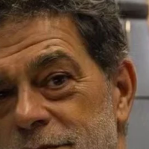 Rogério (Eduardo Moscovis) aceita aliança com Leonardo