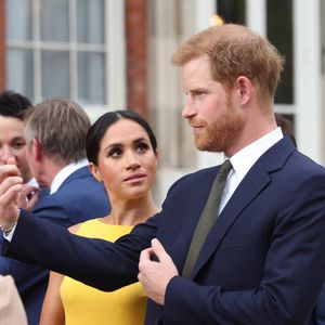 Meghan Markle e Príncipe Harry teriam acordado com Rainha Elizabeth II que não usariam os títulos reais para lucrar