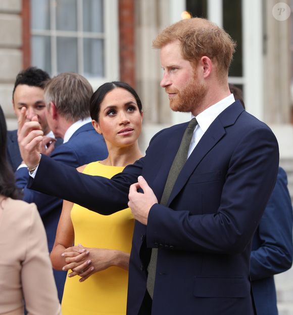 Meghan Markle e Príncipe Harry teriam acordado com Rainha Elizabeth II que não usariam os títulos reais para lucrar