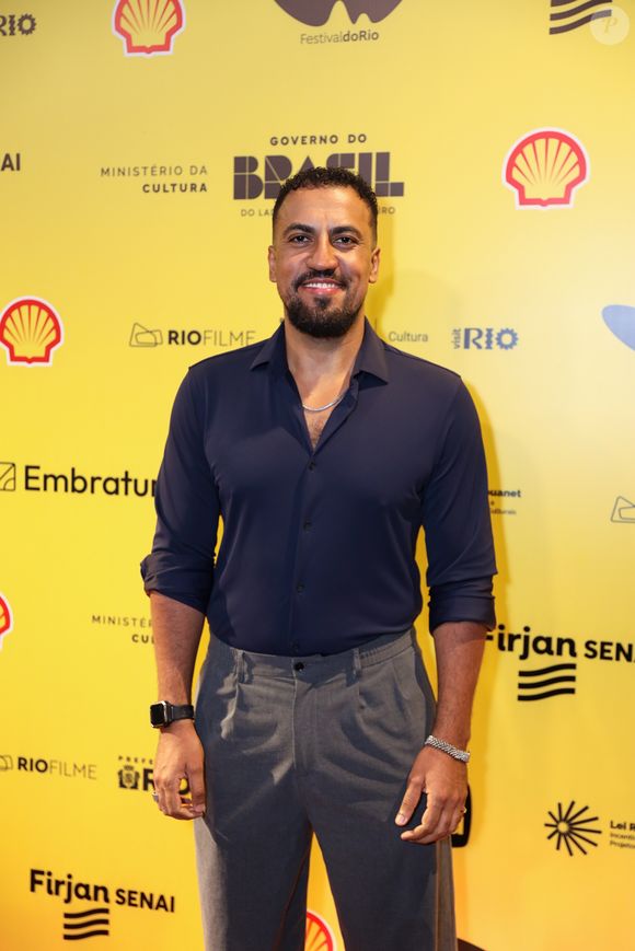 Após o fim das gravações da novela, Ricardo Teodoro cortou o cabelo em degradê e estilizou a barba