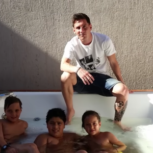 Uma jacuzzi faz parte da mansão de Messi, onde ele e seus convidados vivem momentos de relaxamento