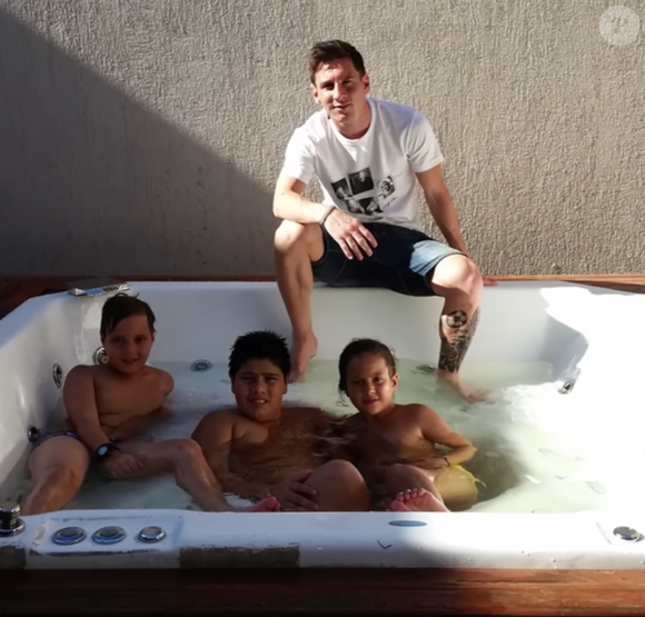 Uma jacuzzi faz parte da mansão de Messi, onde ele e seus convidados vivem momentos de relaxamento