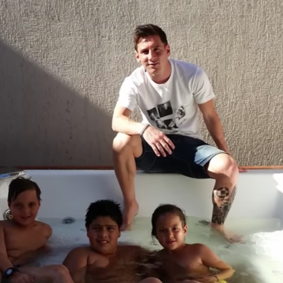 Uma jacuzzi faz parte da mansão de Messi, onde ele e seus convidados vivem momentos de relaxamento