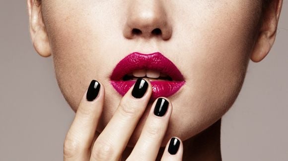Unhas decoradas em preto: veja 10 inspirações com a cor para ficar elegante e transformar o básico em puro charme
