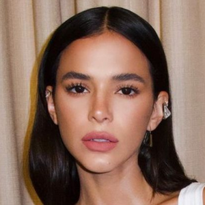 A atriz Bruna Marquezine mostrou como a tendência das sobrancelhas retas valoriza o formato natural dos fios, suavizando curvas e criando um visual mais elegante e equilibrado