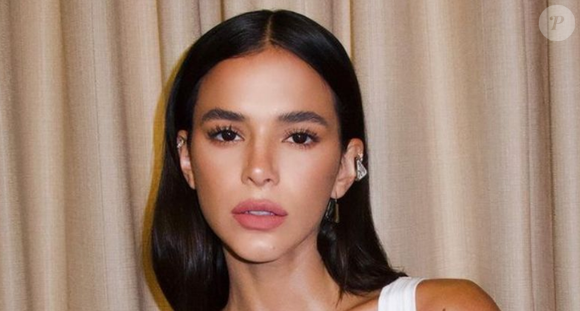 A atriz Bruna Marquezine mostrou como a tendência das sobrancelhas retas valoriza o formato natural dos fios, suavizando curvas e criando um visual mais elegante e equilibrado