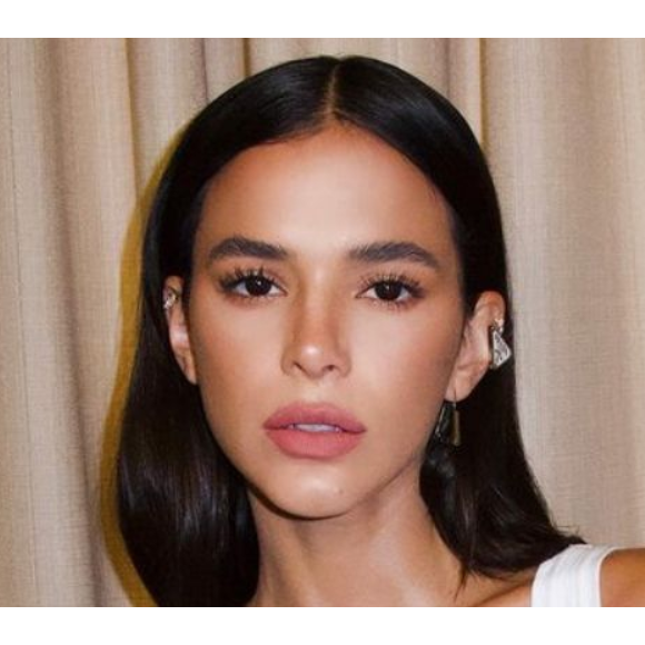 A atriz Bruna Marquezine mostrou como a tendência das sobrancelhas retas valoriza o formato natural dos fios, suavizando curvas e criando um visual mais elegante e equilibrado