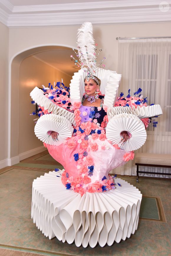 Baile da Vogue 2026: Deborah Secco serviu extravagância com seu look repleto de rosas e pompas