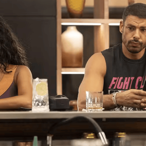 Maria de Fátima (Bella Campos) se aproxima de César (Cauã Reymond) e se oferece para substituir a modelo que faltou ao ensaio fotográfico