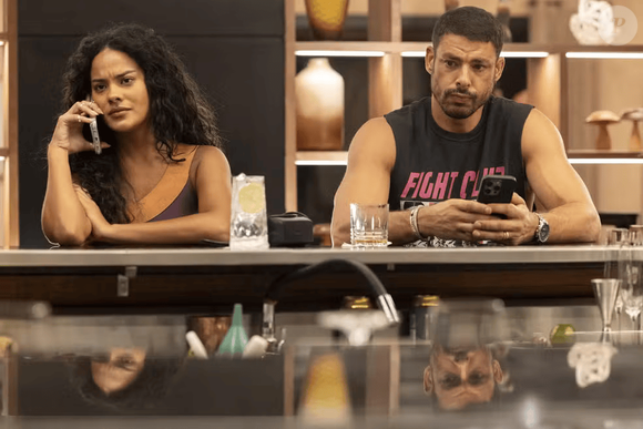 Maria de Fátima (Bella Campos) se aproxima de César (Cauã Reymond) e se oferece para substituir a modelo que faltou ao ensaio fotográfico