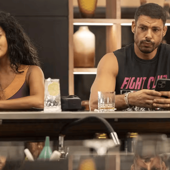 Maria de Fátima (Bella Campos) se aproxima de César (Cauã Reymond) e se oferece para substituir a modelo que faltou ao ensaio fotográfico