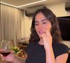 Bruna Marquezine surgiu com uma taça de vinho, em clima de descontração