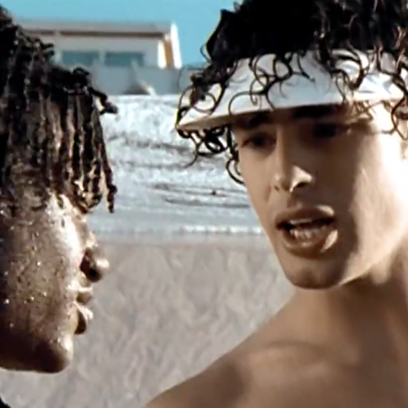 2023: Cauã Reymond, ainda cacheado e de cabelo comprido, fez uma participação como surfista em 'Cidade dos Homens'