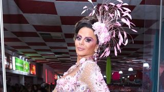Viviane Araujo dispensa vermelho e usa look com rosas bordadas para noite de pré-carnaval 2026 ao lado de Bruna Griphao e mais famosas. Fotos!