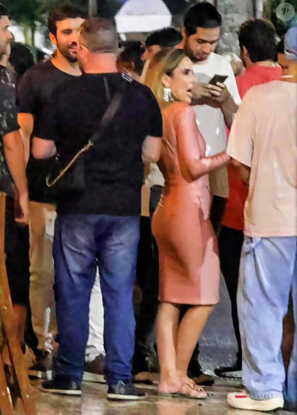 Wanessa Camargo, affair de Bruno Bevan, escolheu vestido rosa bebê de mangas longas e acima do joelho, para encontro com o ator e amigos