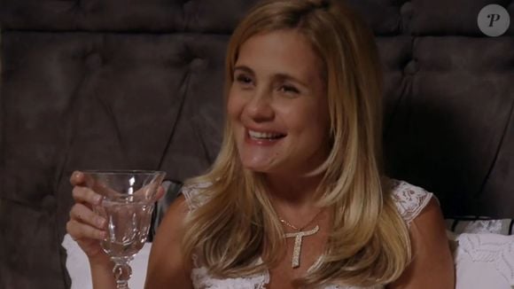 Adriana Esteves volta como Carminha em ‘Avenida Brasil 2’, personagem que agora tenta reconstruir sua imagem após o passado marcado por crimes e conflitos