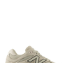 O New Balance 9060 com patch de logo aposta na sofisticada combinação que lembra um tostado de um tiramisù ou até de uma torrada bem dourada, seguindo a tendência dos tons neutros para a próxima primavera e garantindo um modelo versátil para diferentes looks