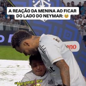 Neymar foi abraçado por uma torcedora mirim e logo cercado por outras crianças