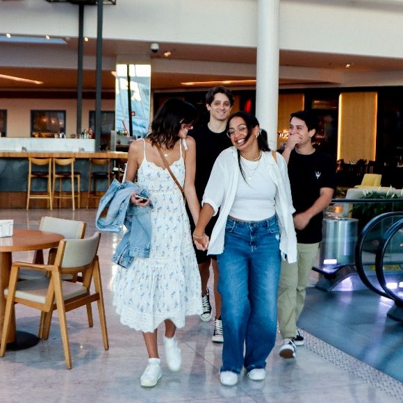 Bruna Marquezine usava um vestido longo e fresquinho