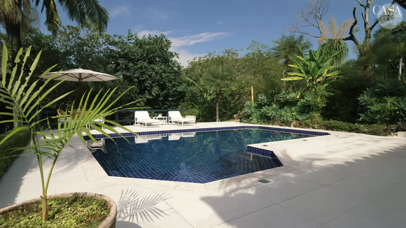 Mansão de Ronnie Von também tem uma piscina gigantesca em formato diferente