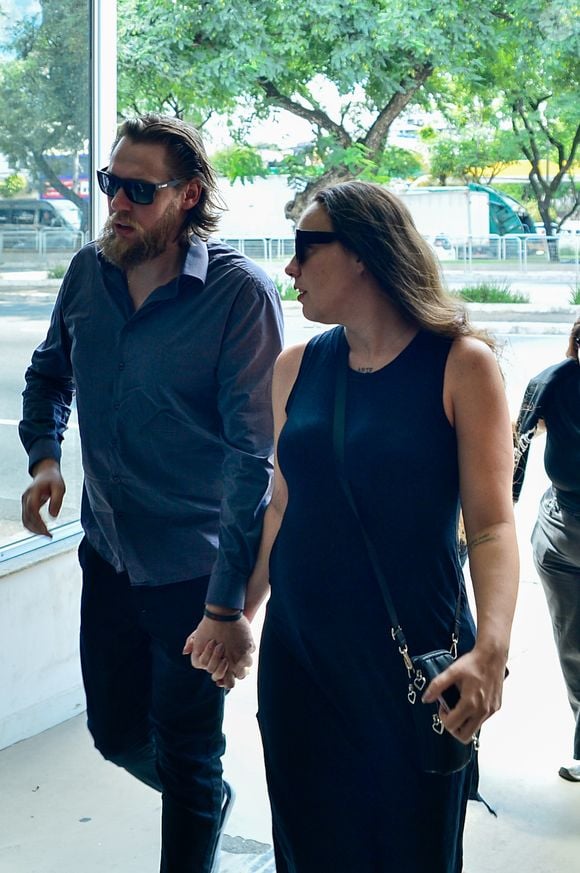 Filha mais velha de Gerson Brenner, grávida, chegou ao velório do pai