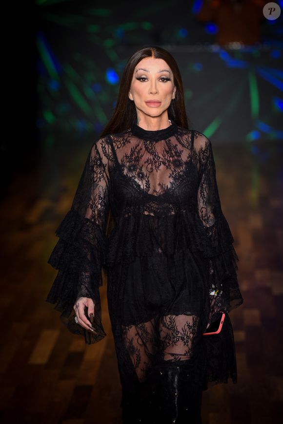 Nos bastidores de sua estreia nas passarelas, Maya Massafera lembrou o momento em que se viu inteiramente como uma mulher trans.