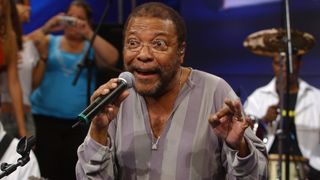 Unidos, só que não, de Vila Isabel! 'Covardia foi feita e estamos pagando o preço com humilhação', dispara compositor ao sair da escola após samba-enredo de Martinho da Vila levar disputa para Carnaval 2027; carnavalesco reage a rumor de saída após reviravolta
