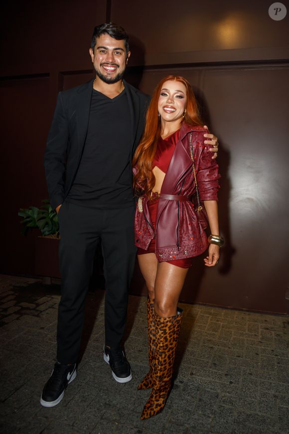 Viviane Bahtidão apostou em um look marsala com uma jaqueta amarrada na frente