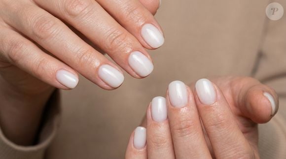 Tom leite substitui o nude tradicional nas unhas curtas: branco cremoso, suave e levemente translúcido entrega uma manicure limpa, elegante e fácil de combinar em qualquer época do ano