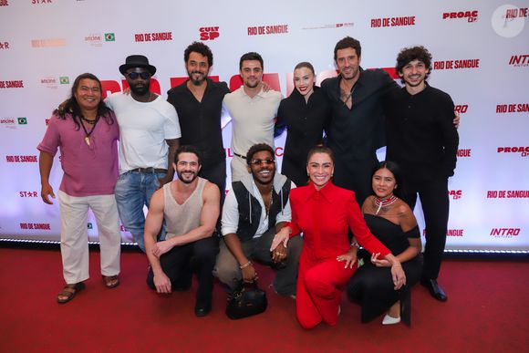 Alice Wegmann, Felipe Simas e Giovanna Antonelli posaram com o restante do elenco do filme 'Rio de Sangue'