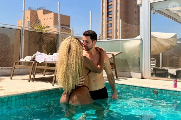 "Falei que não ia me pronunciar, mas vou me pronunciar porque tem muita gente mandando mensagem, julgando… Sim, é verdade, eu e a Cariúcha não estamos mais juntos, a gente conversou isso já. Terminamos de boa, ao contrário do que muita gente vem falando", afirmou o modelo em um vídeo publicado nos stories.