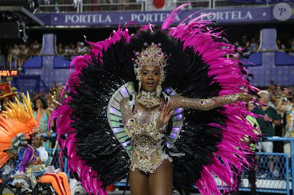 A jovem rainha de bateria Lorena Raissa, de 18 anos, nascida e criada na comunidade, brilhou na avenida em um momento especial: grávida, ela simbolizou a nova geração da azul e branco, trazendo ainda mais emoção para o espetáculo.