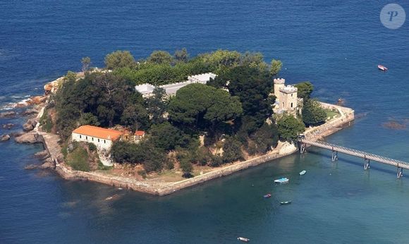 O Castelo de Santa Cruz é um dos locais mais imponentes da região e é uma fortaleza construída no século XVI