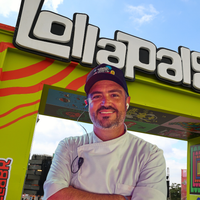 Nem fast food, nem fritura: chef da área VIP do Lollapalooza 2026 dá receita de salada 'hit' com quiabo, gengibre, atum e missô!