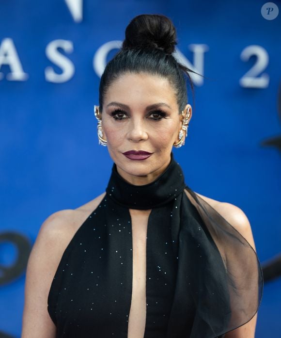 Catherine Zeta-Jones em 2025 em divulgação da segunda temporada de 'Wandinha'